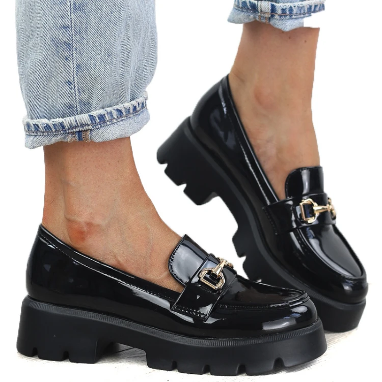 czarne-pobuty-loafersy-mokasyny-damskie-lakierowan