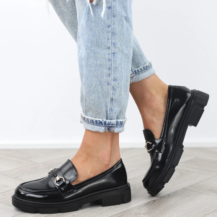 czarne-loafersy-mokasyny-pobuty-damskie-lakierowan