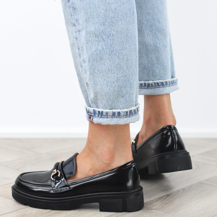 czarne-loafersy-mokasyny-pobuty-damskie-lakierowan