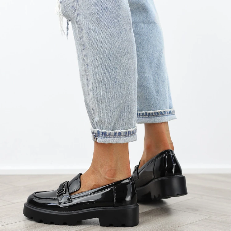 czarne-loafersy-mokasyny-pobuty-damskie-lakierowan