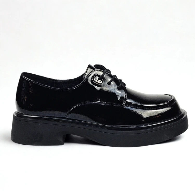 czarne-loafersy-damskie-lakierowane-eleganckie-pas