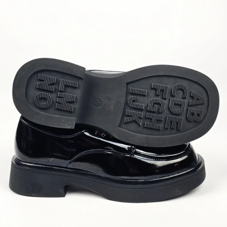 czarne-loafersy-damskie-lakierowane-eleganckie-pas
