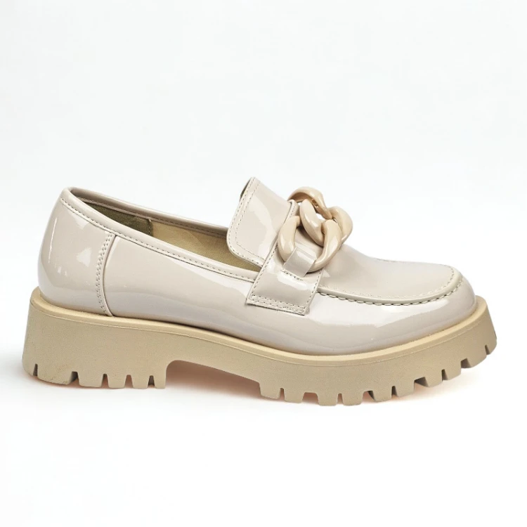 bezowe-damskie-loafersy-lakierowane-na-paskiej-pod