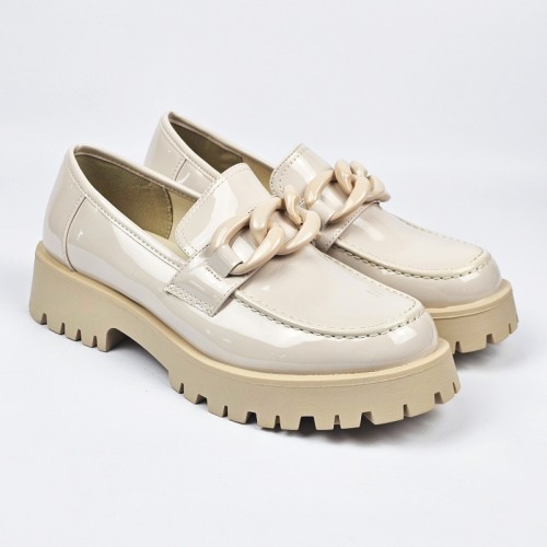 bezowe-damskie-loafersy-lakierowane-na-paskiej-pod