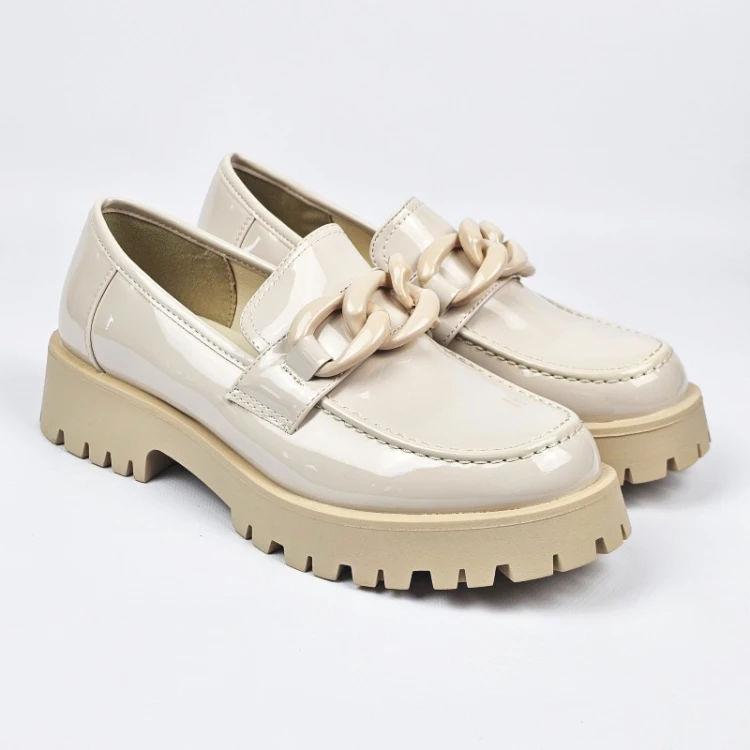 bezowe-damskie-loafersy-lakierowane-na-paskiej-pod