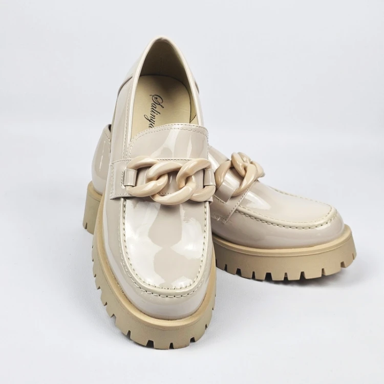 bezowe-damskie-loafersy-lakierowane-na-paskiej-pod
