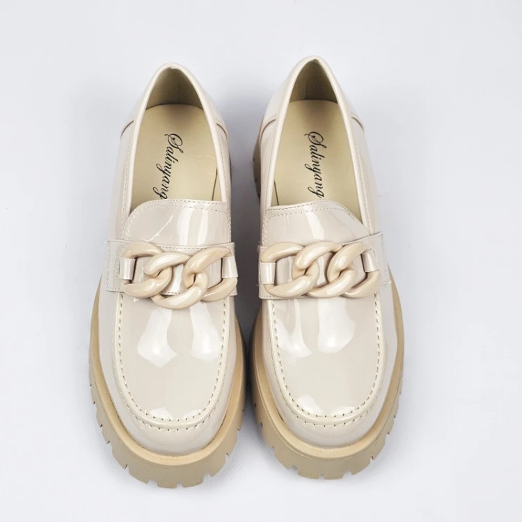 bezowe-damskie-loafersy-lakierowane-na-paskiej-pod