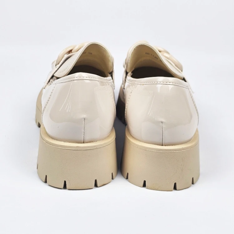 bezowe-damskie-loafersy-lakierowane-na-paskiej-pod