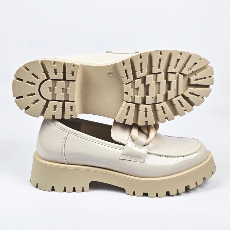 bezowe-damskie-loafersy-lakierowane-na-paskiej-pod