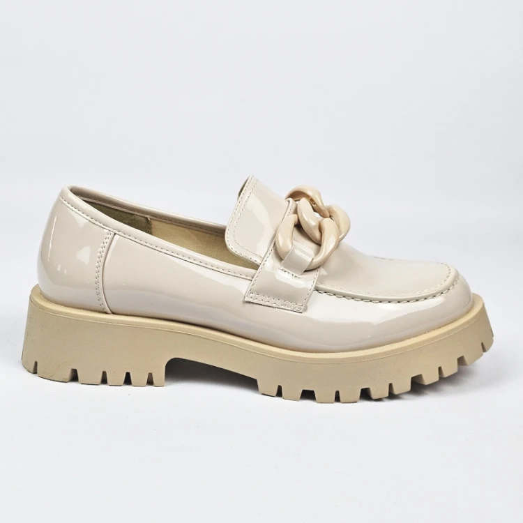 bezowe-damskie-loafersy-lakierowane-na-paskiej-pod