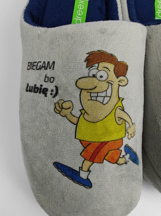 szare-kapcie-meskie-wsuwane-z-nadrukiem-wygodne-mi