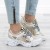 zote-bezowe-buty-sportowe-damskie-na-grubej-biaej-