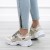zote-bezowe-buty-sportowe-damskie-na-grubej-biaej-