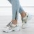 zote-bezowe-buty-sportowe-damskie-na-grubej-biaej-