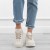 bezowe-eleganckie-sneakersy-damskie-na-grubej-pode