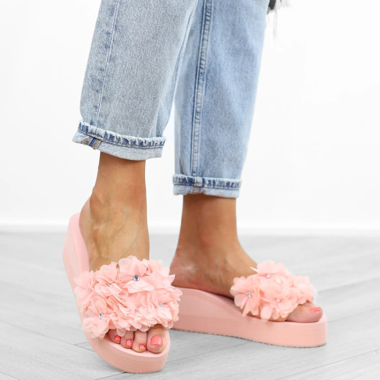 pink-rozowe-klapki-damskie-koturn-kwiaty