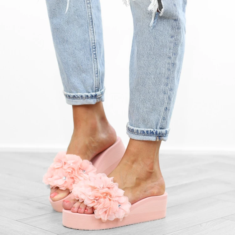 pink-rozowe-klapki-damskie-koturn-kwiaty